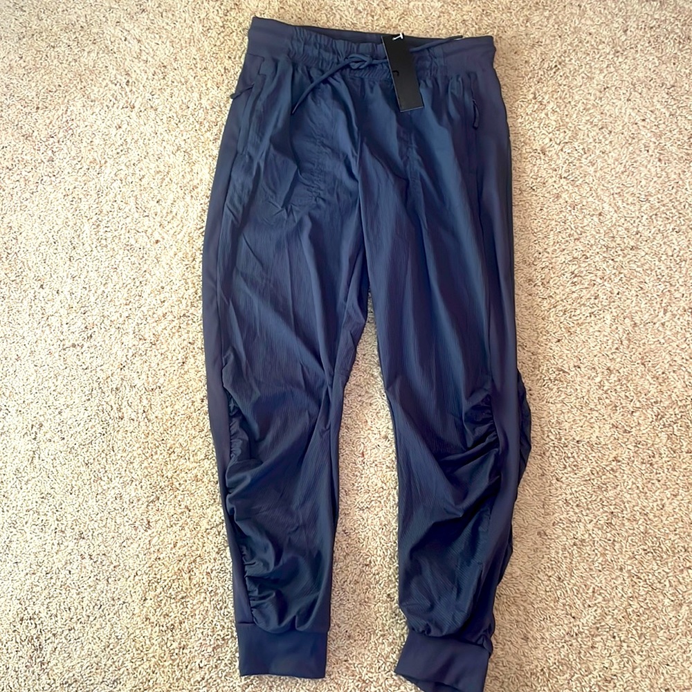 New/tag Mono B Ruched Joggers-L